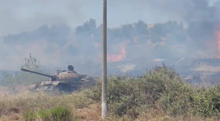 Zjarr pranë repartit ushtarak në Fier, dëgjohen shpërthime fishekësh
