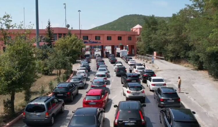 Sezoni i pushimeve, fluks automjetesh në Qafë Thanë