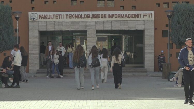 Aplikimet për universitete/ Nga 20 mijë maturantë, gjysma kërkojnë mjekësi dhe IT