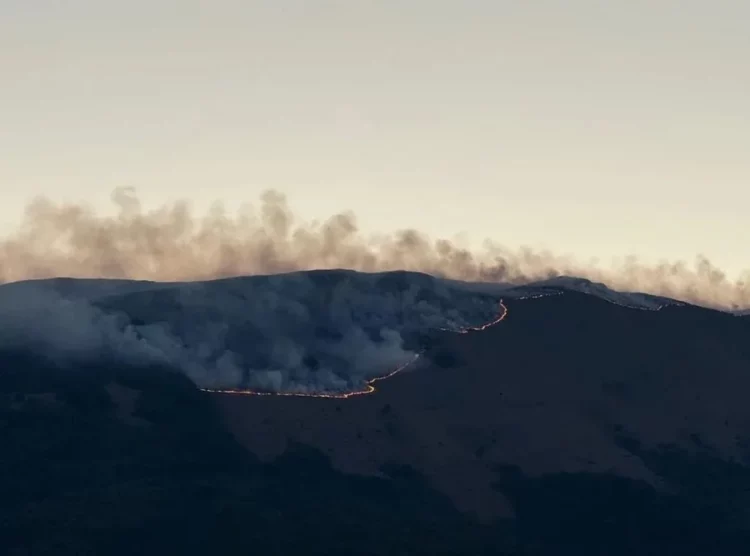 Zjarri në Prespë rrezikon doganën e Goricës, pritet ndihmë nga Maqedonia e Veriut