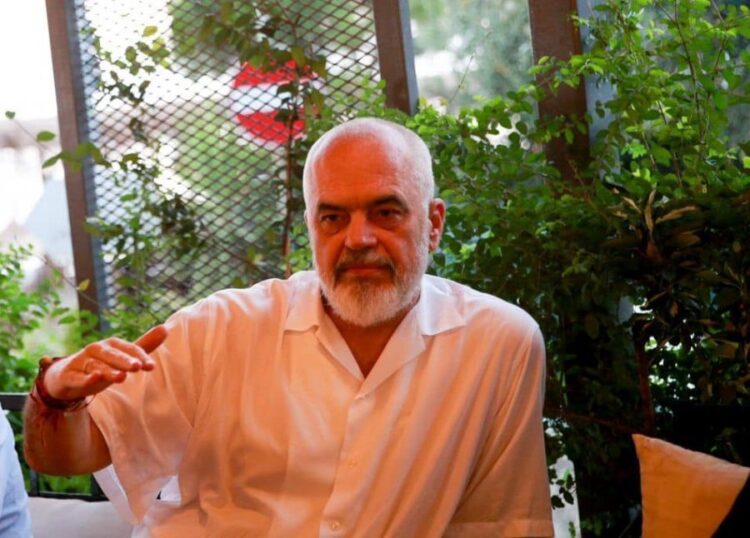 ‘Turisti’ që na tregon Shqipërinë