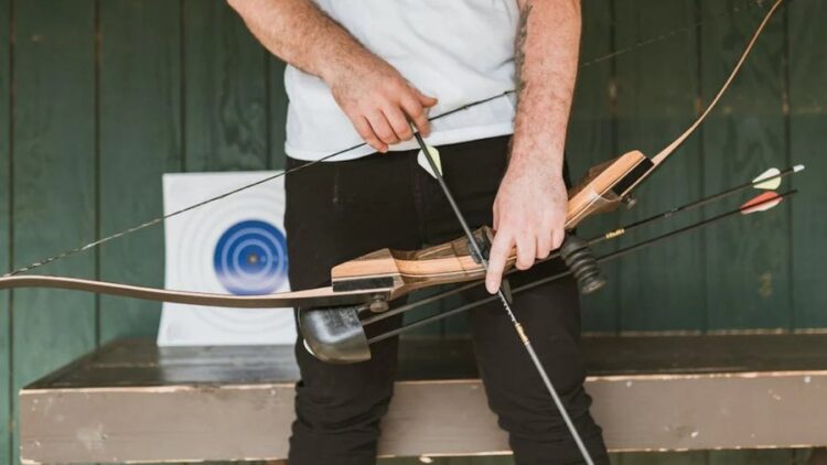 Arrestohet 38-vjeçari në Lushnje, i gjenden 2 harqe dhe 53 shigjeta