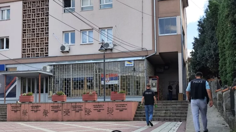 Ndalimi i dinarit/ Policia bllokon Postën e Serbisë në veri të Kosovës