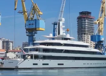 Dy superjahtet e themeluesit të “WhatsApp” vizitojnë portin e Durrësit