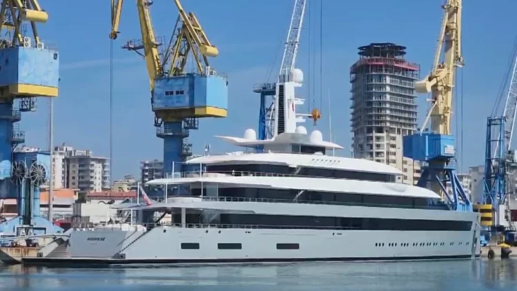 Dy superjahtet e themeluesit të “WhatsApp” vizitojnë portin e Durrësit