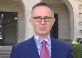 Shtyhet mbërritja e refugjatëve në Lezhë, ambasadori italian: Ende pa datë