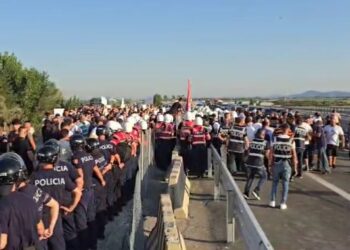 Qytetarët protestojnë tek aksi Thumanë-Kashar, policia blindon zonën