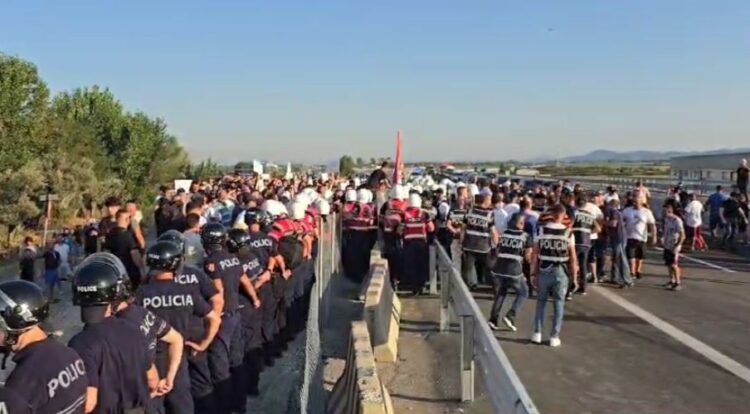 Qytetarët protestojnë tek aksi Thumanë-Kashar, policia blindon zonën