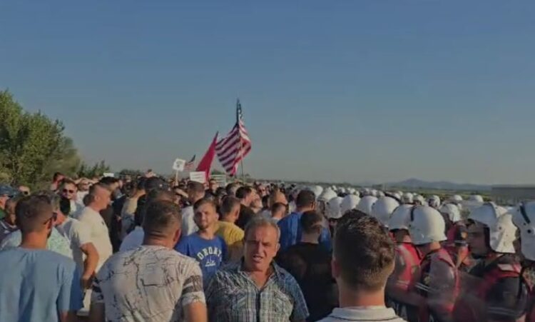 Policia përgjak protestuesit në aksin Thumanë-Kashar