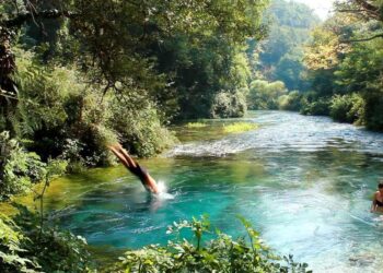 U hodh te ‘Syri i Kaltër’ dhe goditi kokën, 28-vjeçari niset me helikopter drejt Traumës