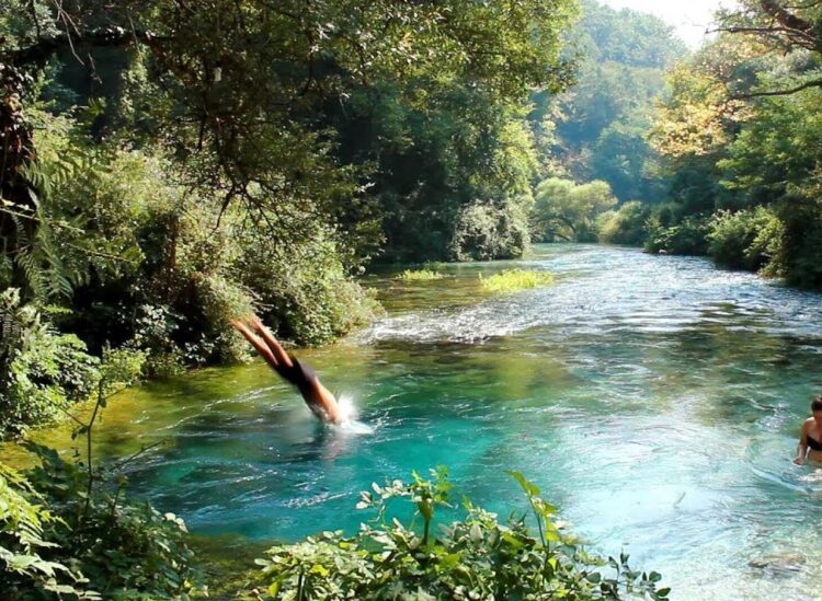 U hodh te ‘Syri i Kaltër’ dhe goditi kokën, 28-vjeçari niset me helikopter drejt Traumës