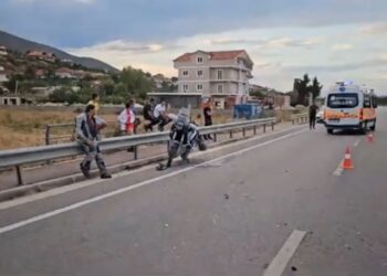 Plagoset motoçiklisti gjerman, pasi godet një makinë në Qafë Thanë