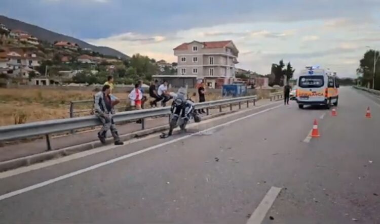 Plagoset motoçiklisti gjerman, pasi godet një makinë në Qafë Thanë