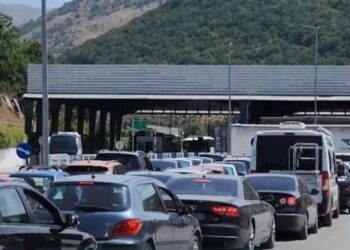 Fluks për fundjavë nga Kosova drejt bregdetit, radhë në doganën e Kapshticës