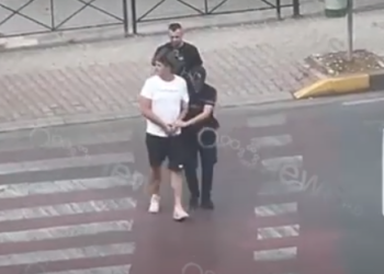 Pamjet e arrestimit/ Rrahu policin në Himarë, rrugorja arreston Elton Alikon