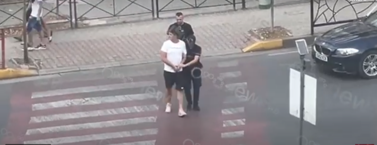 Pamjet e arrestimit/ Rrahu policin në Himarë, rrugorja arreston Elton Alikon
