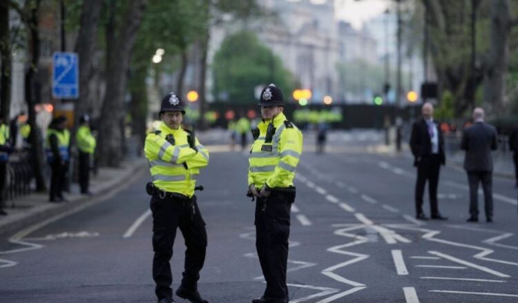Protestat në Britani, “blindohen” rrugët, 6 mijë forca policie në terren, lirohen edhe disa vende në burgje