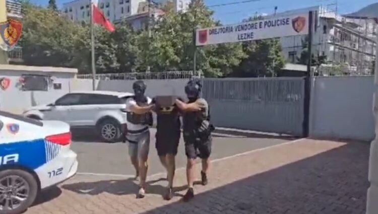 (VIDEO) Momenti i arrestimit të 28-vjeçarit nga Operacionalja në Lezhë, e kërkon Italia për trafik droge