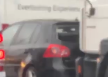 Vetura godet autobuzin e linjës Shkodër- Tiranë, përplaset nga pas nga një kamion