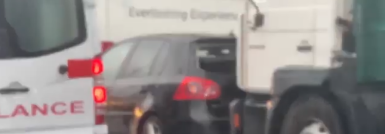 Vetura godet autobuzin e linjës Shkodër- Tiranë, përplaset nga pas nga një kamion