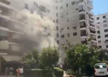 Tiranë/ Përfshihet nga flakët kabina elektrike në një pallat (Video)