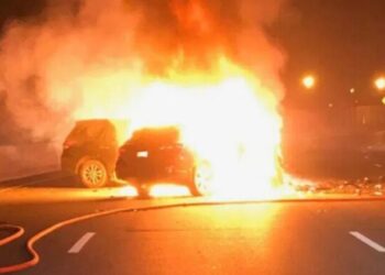 Vetura dhe furgoni përfshihen nga flakët në Kosovë, vdes një person brenda