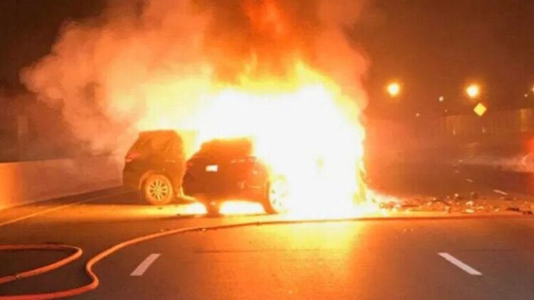 Vetura dhe furgoni përfshihen nga flakët në Kosovë, vdes një person brenda