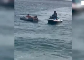 Rrezikuan jetën me gomone në det, shpëtohen dy pushues në plazhin e Dhërmiut