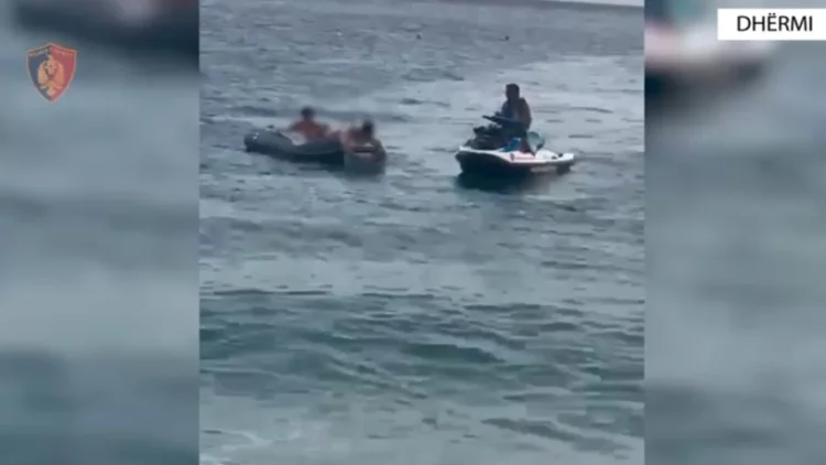 Rrezikuan jetën me gomone në det, shpëtohen dy pushues në plazhin e Dhërmiut