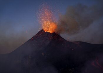 Itali – Mbyllet aeroporti në Katania pas shpërthimit të Etna-s