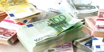 Euro prek minimum të ri historik, dollari në nivelin më të ulët që nga 2008