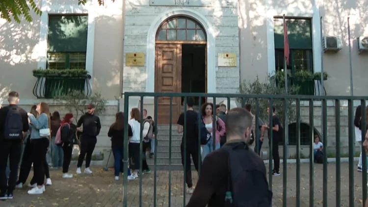 Shpallen fituesit, 1624 maturantë fituan të drejtën për të studiuar në Universitetin e Mjekësisë