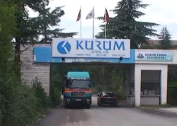 “S’ka lidhje me raportet për eksport mbetjesh”/ Kurum ndalon punën në 2 uzina: Jemi në vështirësi, punëtorët do t’i paguajmë 3 muaj