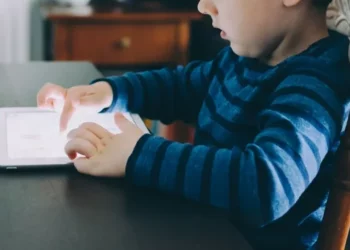 Studimi: Përdorimi i tabletave nga fëmijët shoqërohet me zemërim