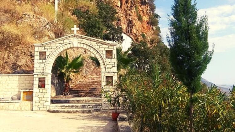 I riu i jep fund jetës, varet në hyrje të manastirit