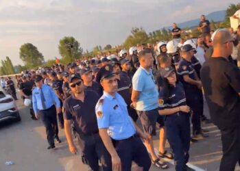 “Duam hyrje-dalje”, protestuesit ndalojnë qarkullimin në Thumanë-Kashar