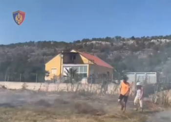 Ndezi zjarr në një sipërfaqe toke, por flakët dogjën një stallë bagëtish dhe koshere bletësh