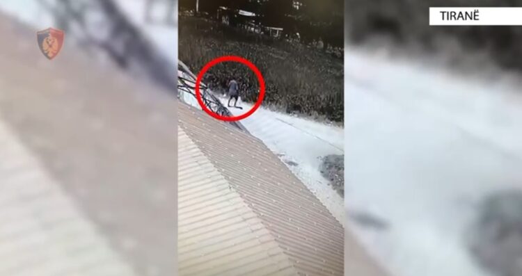 Vuri zjarr me dashje në tokën e kushuritit, arrestohet 58-vjeçari