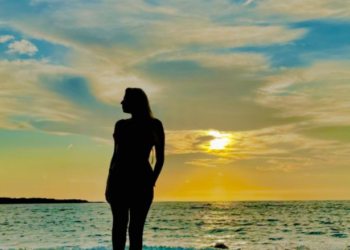 Rike Roçi publikon fotografi në bikini nga pushimet në Sardenjë