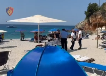 Policia aksion në Gjipe, sekuestron 175 çadra dhe shezlongë pa leje