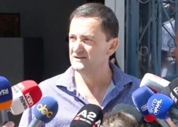 Zgjedhjet në Himarë, voton Vangjel Tavo: ID e skaduara? Askush s’mund të dalë mbi ligjin