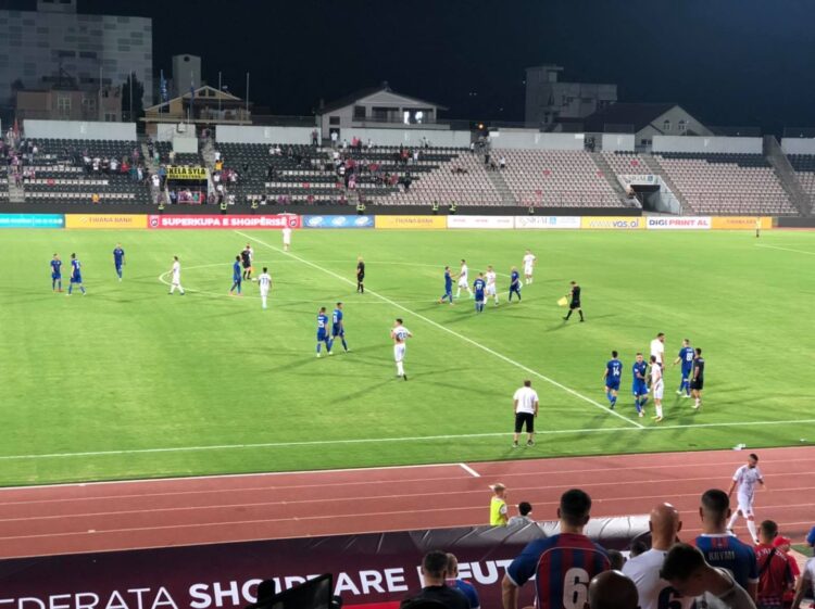 Publikohen formacionet zyrtare/ Ja si rreshtohen Elbasani dhe Teuta