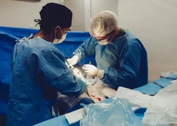 Mjeku vriste pacientët për t’u hakmarrë ndaj kolegëve