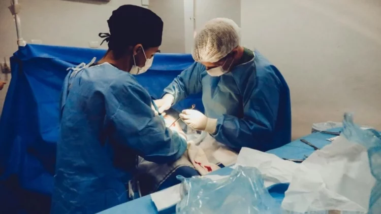 Mjeku vriste pacientët për t’u hakmarrë ndaj kolegëve