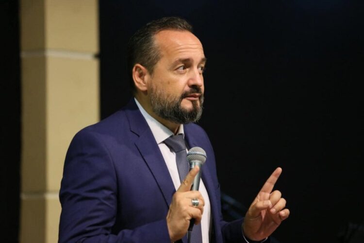 Dy fjalë për oficerin e Renea-s dhe drejtorët me dash*ore!