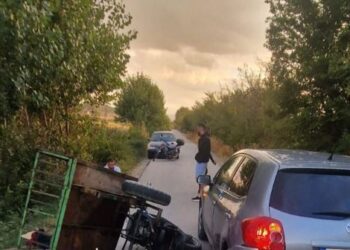 Devoll/ Makina përplaset me motomjetin, dy shoferët përfundojnë në spital