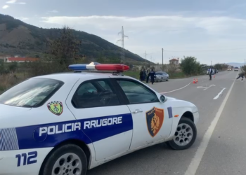 Furgoni me pasagjerë përplaset me kamionin në Pogradec, dy të plagosur