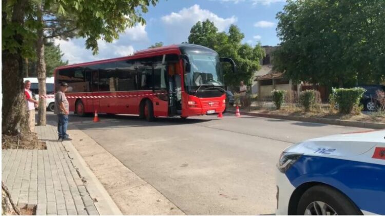 Aksident në Korçë, autobusi përplas një kalimtare