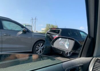 Aksident në aksin Tiranë-Durrës, Audi përplas makinën tjetër nga pas