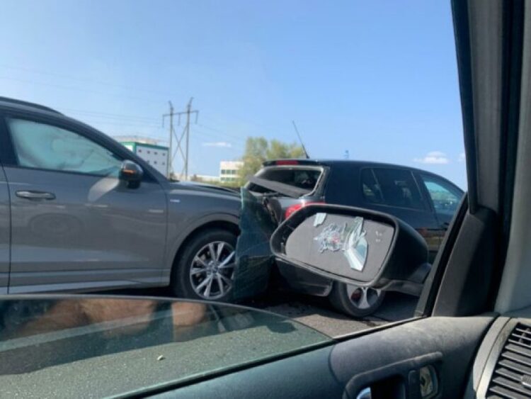 Aksident në aksin Tiranë-Durrës, Audi përplas makinën tjetër nga pas